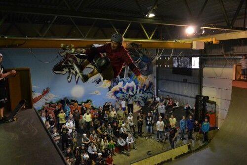 LUFTIG SVEV: Neal Hendrix (38) flyr høyt over de oppmøtte tilskuerene i Vision Skatepark. FOTO: Børje Fonn Skaar