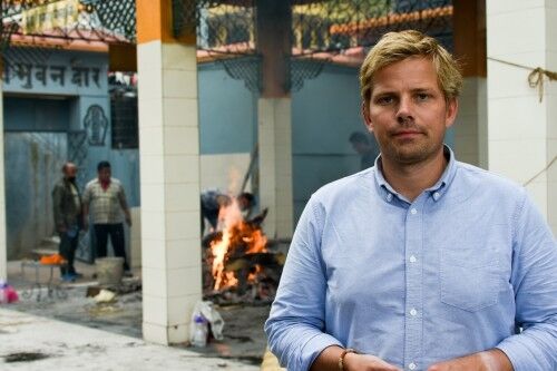 Peter Svaar foran et likbål i Nepal, etter jordskjelvet i 2015. Korrespondenten med base i Kina, reiser rundt i Asia for å dekke nyheter for NRK. FOTO: Peter Svaar, NRK.