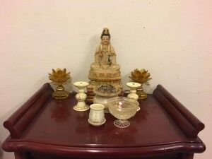 I buddhismen har mange familier religiøse statuer, røkelse og andre gaver som skal brukes til bønn og for å takke gudene. FOTO: Privat