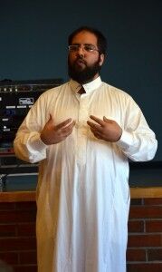 Ali Qamar forklarer om viktige ting man skal fokusere på som muslim. FOTO: Damares Stenbakk