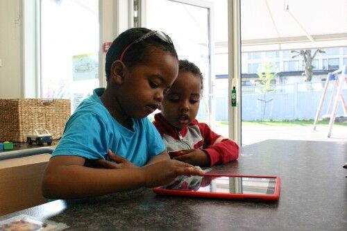 Spennende: Abdishikur (6) og Abdirahman (4) synes det er gøy med iPad i barnehagen. (Foto: Paul André Sommerfeldt)