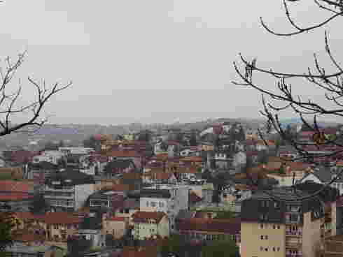 Pristina sett fra fjellsiden i øst.