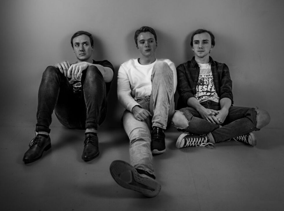 Blue Place slapp nettopp deres andre singel, "Down, Down, Down" (fra venstre: Jesper Andersen, Haakon Nilo Holter og Marius Andersen). Foto: Idar Tveit Hovland