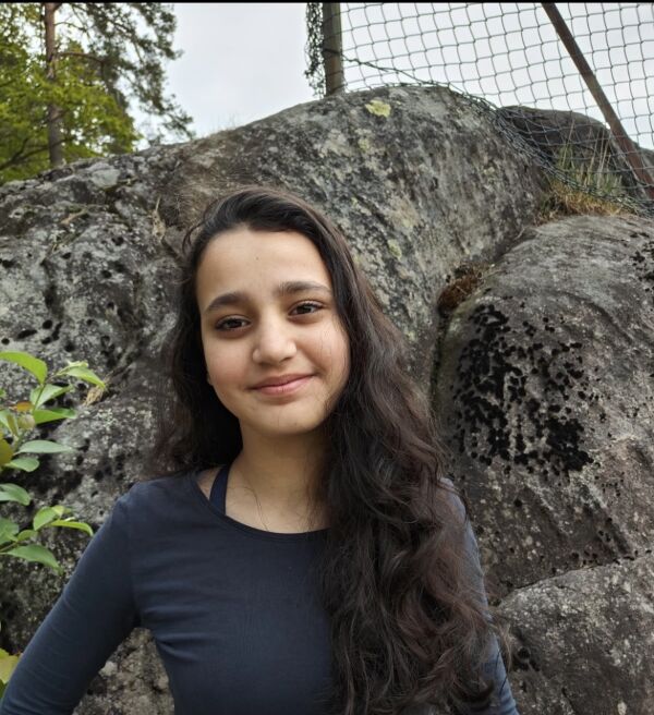 Sima Alkhateb (12) synes det var rart å tenke på at Arne Eilertsen var på deres alder når han satt fanget.
 Foto: Stian Svanes Kristiansen
