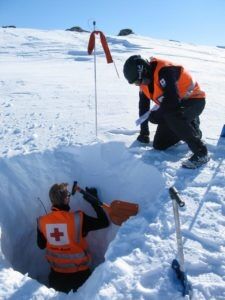Vest Agder Røde Kors Hjelpekorps graver en snøprofil: en metode for å avklare skredfare i lokale områder. Foto: Vest Agder Røde Kors Hjelpekorps