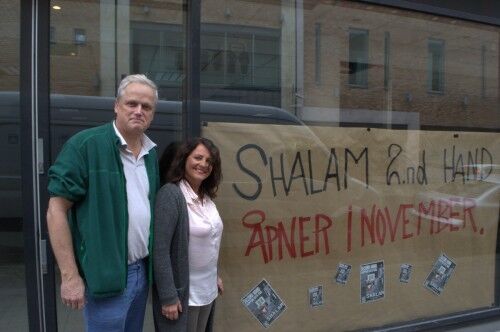 Øystein Hegen og Rita Tegnander viser hvor Shalam kommer til å flytte til i november. (Foto: Joakim Fossan)
