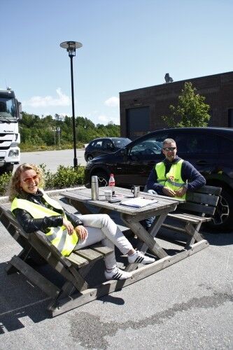 Åse Uleberg og Pål Vangsnes sier mange har forståelse for at de streiker. Selv nyter de været mens de er på vakt. (Foto: Cecilia Breivold)