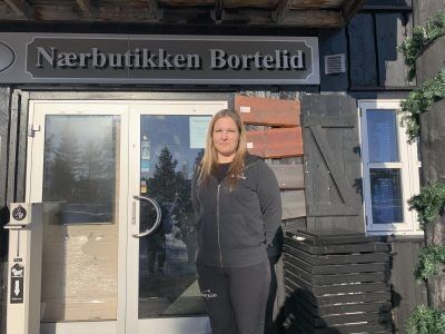 Susanne Skeie utenfor Bortelid Mat i Åseral Kommune. Foto: Brage Akse