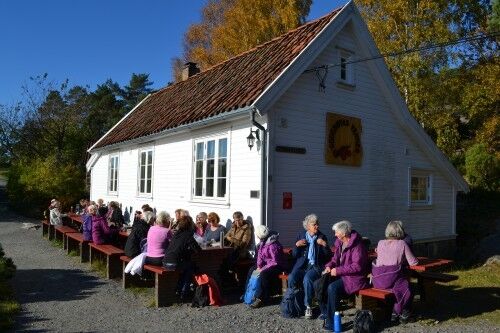 Odderøya: Det var folksomt på benkene utenfor kafeen. En velfortjent pause på tirsdagens tur. Foto: Henrik Samuel Hansen