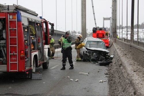 Illustrasjon. Bilulykke fra Varoddbrua 2010. Foto: Øystein Dypedal /sørnett arkiv