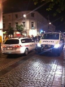 Politiet er på vakt i sentrum. FOTO: Mats Myredal