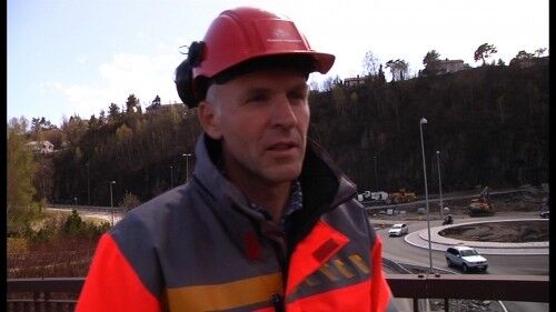 Prosjektleder for den nye Vågsbygdveien, Stig Berg-Thomassen, sier det østgående løpet i Vågsbygdporten kan åpnes før jul. Foto: Skjermdump: Aktueltsending 14.05.13
