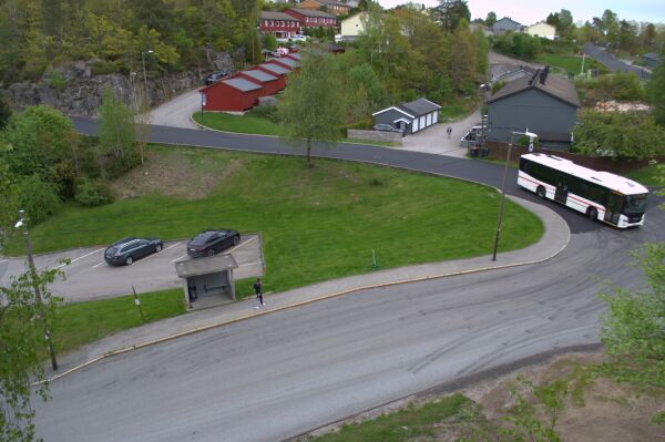 Bussen kommer kjørende til det ene busstoppet AKT vil beholde
 Foto: Andreas Miland Bakke
