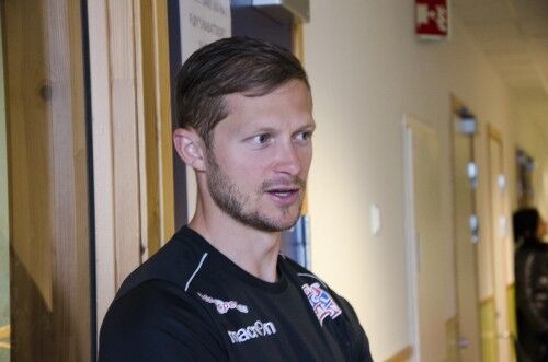 – BRA PÅ SIKT: Fløy-trener Mattias Andersson mener han ser forbedringer i spillet.