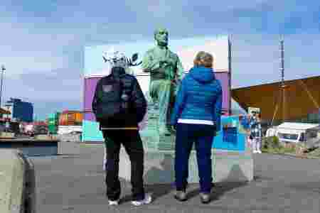 - It looks nice, who is he, spør tyske turister fotografen. (Foto: Simon Lynau)