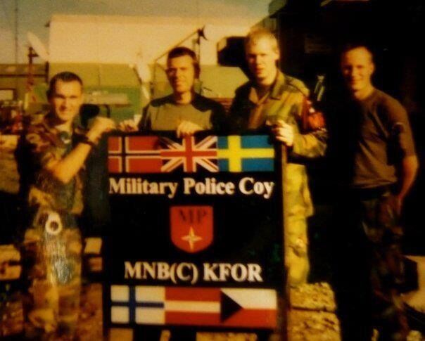 KOSOVO 2002: Runar Bakkebø Nilsen, andre fra høyre, sammen med kolleger. FOTO: Privat