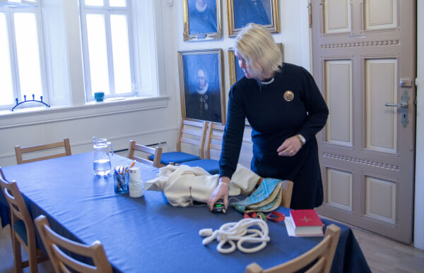 Aud Smemo gjør seg klar for å holde messesamlingen
 Foto: Sivert Stensrud