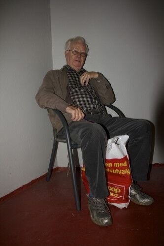 Klaus Halvorsen (86) tar seg en pause mellom hver etasje opp til leiligheten sin i 7. etasje. Foto: Sindre Hopland