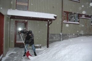 Vaktmester Vidar Urdal måker snø utenfor MhGs hybelbygg. Foto: Olav Andreas Hoel