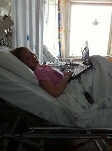På sykehuset var Facebook kjekt å ha for å holde kontakten med vennene hjemme. Foto: Privat