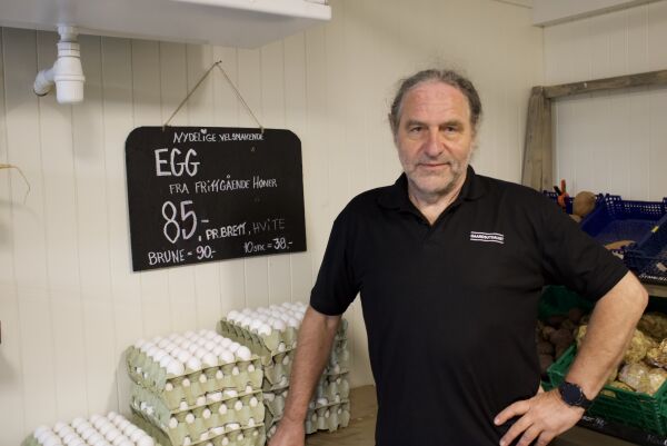 Torgeir Skretting forteller at den mest solgte varen er egg fra frittgående høner.