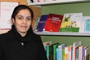 Student Mahtab Malkari (31) er ofte på Kristiansand Folkebibliotek. Foto: Kristina Stensholt