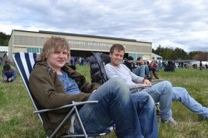 Torben Nilsen (t.v.) og Ole Erik Larsen hadde med seg campingstoler for å iaktta flyshowet. Foto: Magnus Nødland Skogedal