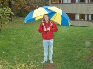 PARAPLYVÆR: Aleksander Flatøy har sikret seg med to paraplye. FOTO: Linn Løkken