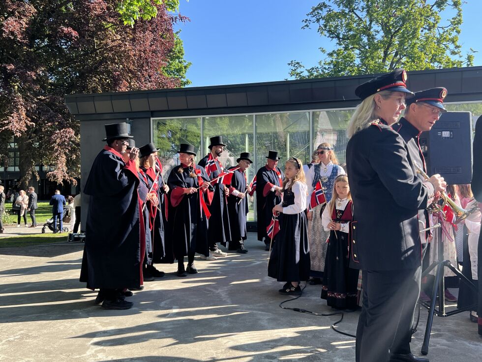 hele 17. mai komiteen er på scenen.
 Foto: Sivert Stensrud