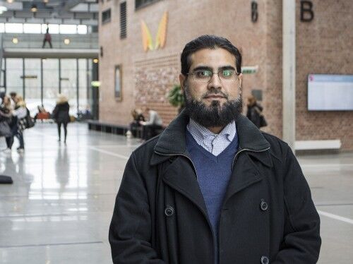 Imam Akmal Ali studerer religion og etikk ved Universitetet i Agder. Foto: Michael Selbekk