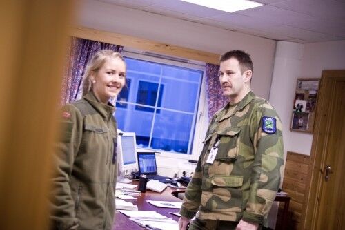 Madeleine Jensen og Major Vegard Olsen ønsker begge flere jenter velkomne til Forsvaret.