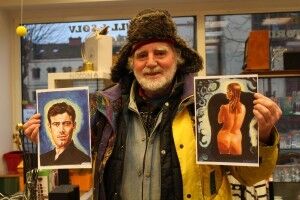 Kunstneren Gilles Kramer med to av sine nye bilder.