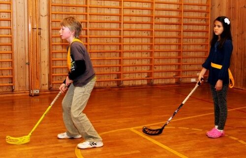 Henrik Liam Mawdsley (9) og Amina Johansson (10) konsentrerer seg om å ikke slippe inn mål i hallen på Justvik skole. (Foto: Kjetil Nygaard)