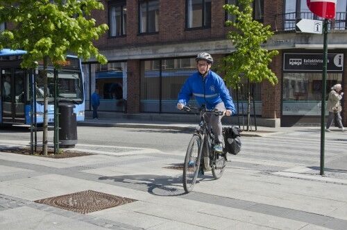 FULL FART: Marit Eik sykler fra Søgne til jobben i Rådhuskvartalet hver dag. Foto: Erlend Iversen Skarsholt