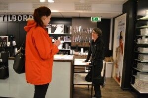 Daglig leder for "Tilbords" i Lillemarkens, Vibeke Retterholt, mener den første dagen av "Shop for 100" har vært veldig rolig. Foto: Julie Sørensen Molvik