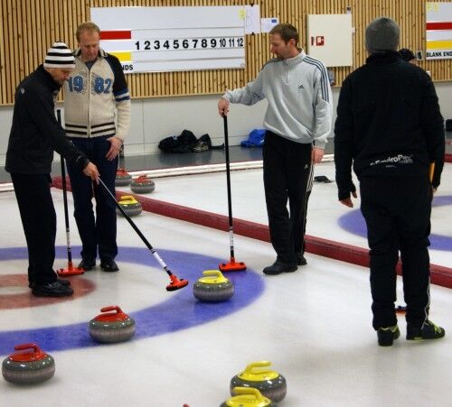 Curling er mye taktikk, her vurderer spillerne hva de skal gjøre i neste trekk. F.v: Roger Flatebø, Jan Holbek, Widar Johannessen og Martin Sletten.  (Foto: Kjetil Nygaard)