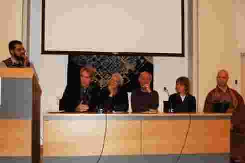 Akmal Ali, Øyvind Stabrun, Kari Klingsheim, Rolf Danielsen, Margareth Aanonsen og Såzen Larsen Kusano stilte opp til dialog. FOTO: Anine Heitun