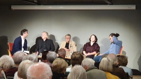 Fra venstre: panelet bestod av ordstyrer Sigurd Tenningen, forfatter Einar Økland, professor Ole Karlsen, professor Ingrid Nielsen og forfatter Espen Stueland.