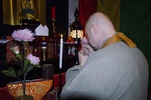 Såzen Larsen viser frem et av sine ritualer. Foto: Daniel Kolbeinshavn