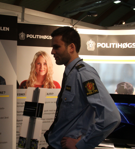 John-Enok Rønneberg opplyser ungdom om veien til Politihøgskolen. Foto: Malene Sørensen Lundberg.