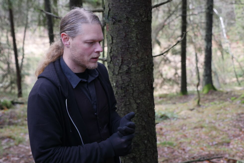 Christoforos går ofte turer i skogen her. Foto: Petter Engnes.