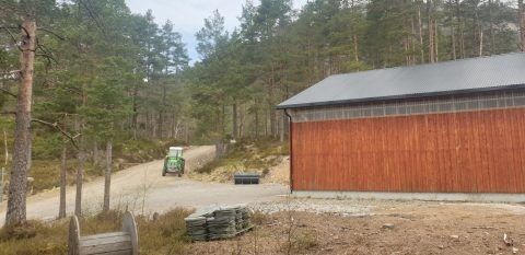Traktoren og gården til Fjotland paret. Foto: Thale Holm