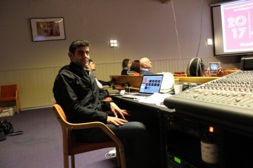Full kontroll: Her sitter Mustafa Alsiraj og styrer powerpointen under gudstjenesten. Foto: Erlend Iversen Skarsholt