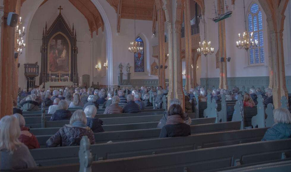 bilde av kirkerommet som er fylt opp av mennesker som har kommet på messe
 Foto: Sivert Stensrud