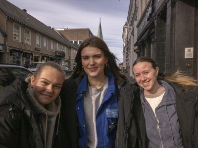 Fra venstre Sandra Oardal, Theya Lødding og Ella Oardal, ser forskjellige at eksamen på videregående er borte. Foto: Iuliana Alexa