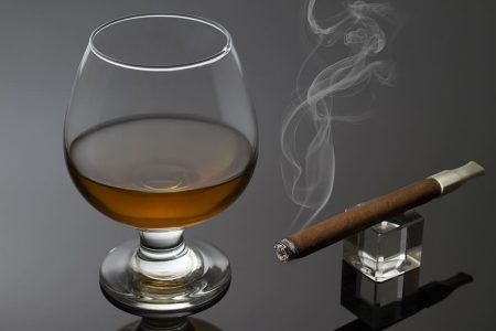 Både alkohol og røyk er viktige risikofaktorer til kreft (foto: pxfuel.com).