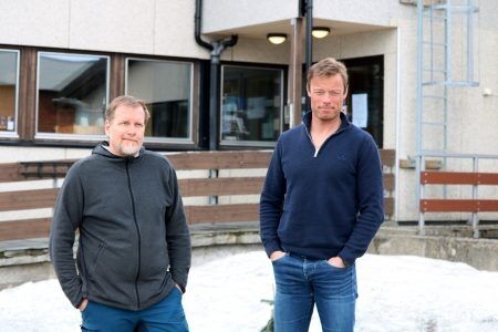 Stig Hellem (til venstre) og Bjørn Tore Nordlund (til høyre) har ikke tro på noen storflom til tross store snømengder i fjellene. Foto: Øyvind Ludvigsen