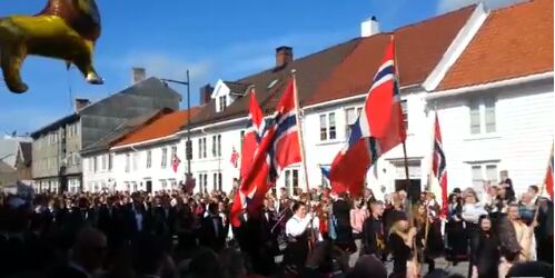- Flagget i rødt, hvitt og blått