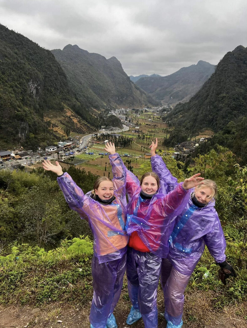Ut på tur, aldri sur. Lene Flesjå og jentene nord i Vietnam.
 Foto: Privat