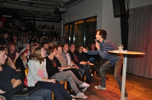 Viggo Venn viser et selvsikkert kroppsspråk når han sin komedi foran et fullsatt Pur6. (Foto: Linn Johansen)